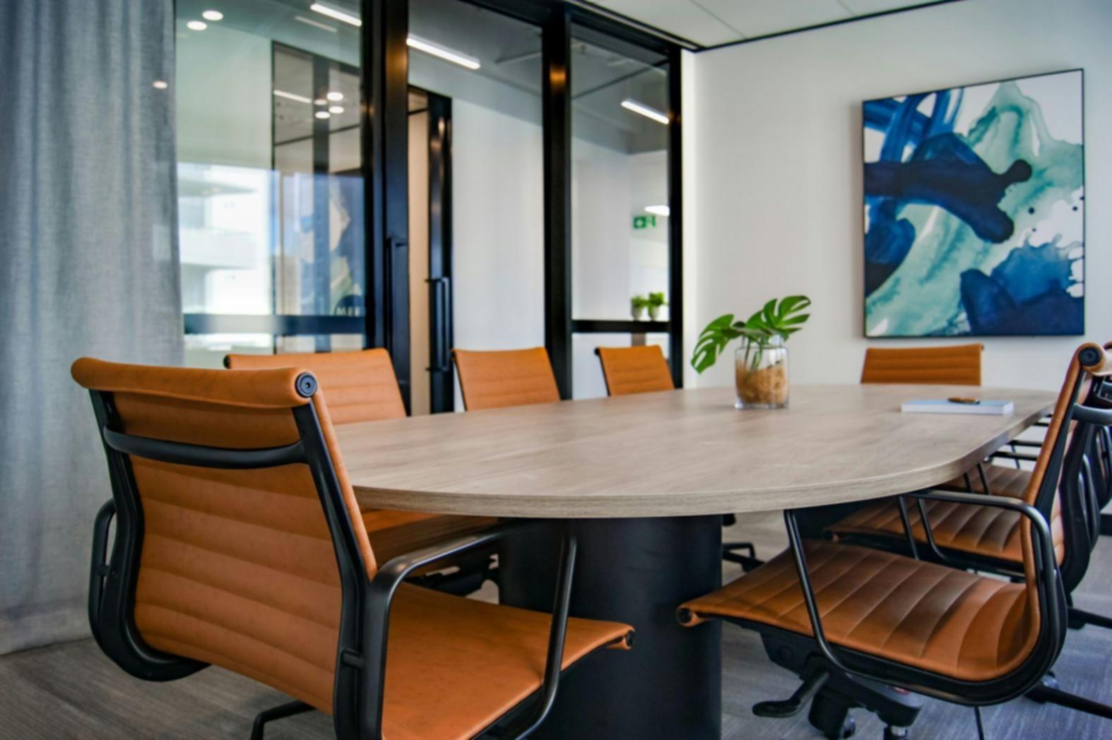 Análisis financiero detallado con gráficos y documentos sobre una mesa de oficina