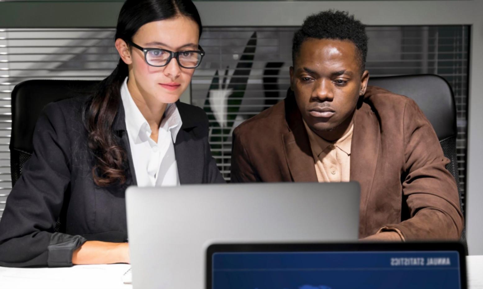 Mesa de trabajo con documentos financieros y calculadora durante una sesión de análisis