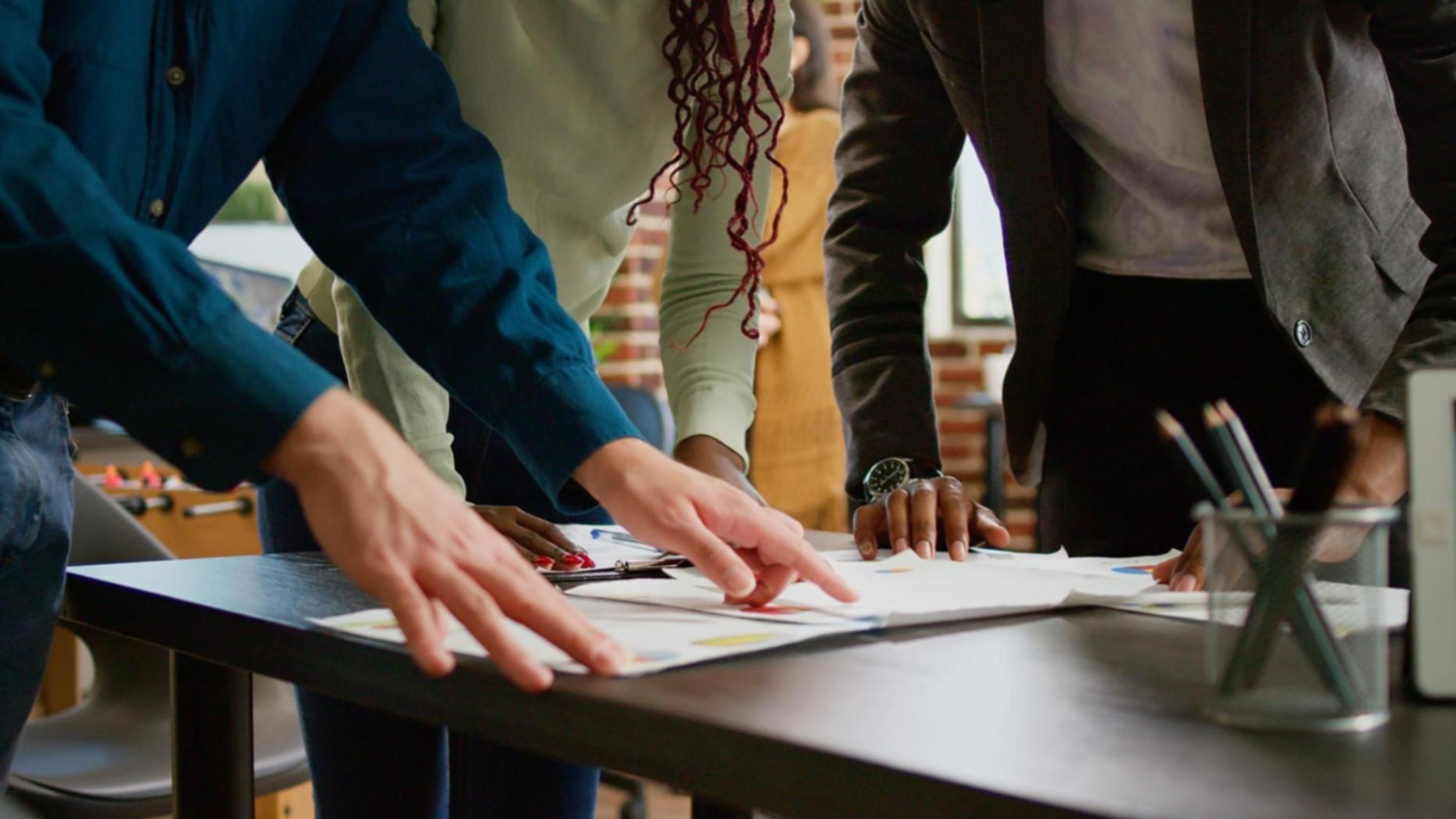 Equipo profesional trabajando en análisis financiero y gestión de flujo de efectivo