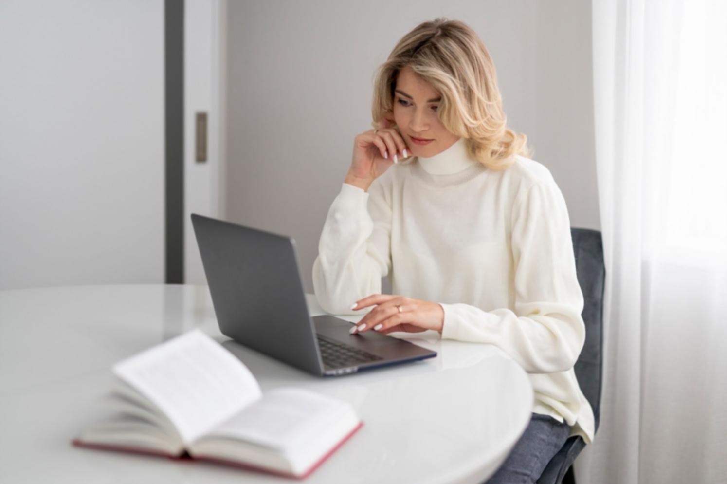 Gráficos de proyección financiera y documentos de planificación estratégica en una oficina moderna